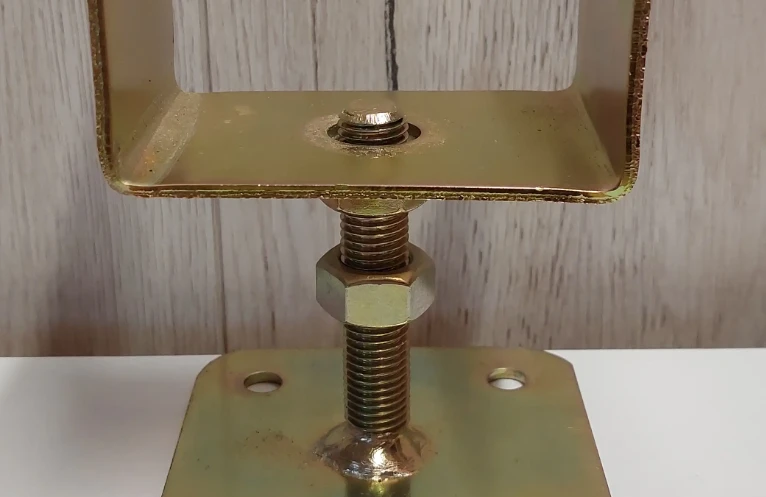 Oszloptartó talp állítható magassággal