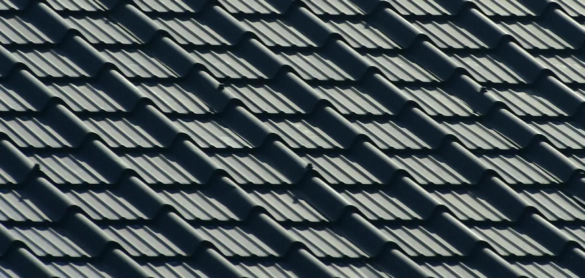 Fekete cserepeslemez tető